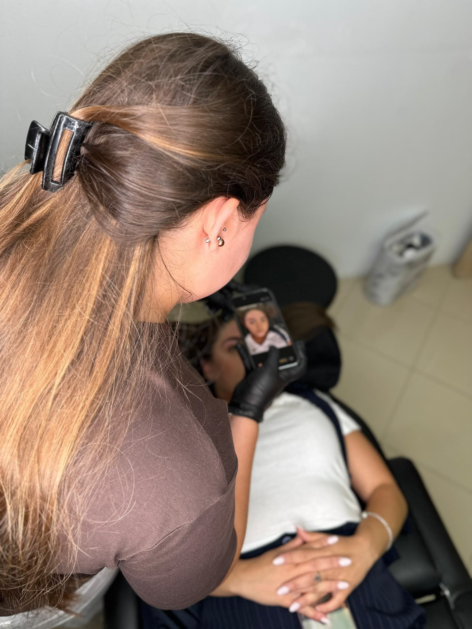 Maribele a trabalhar no estúdio